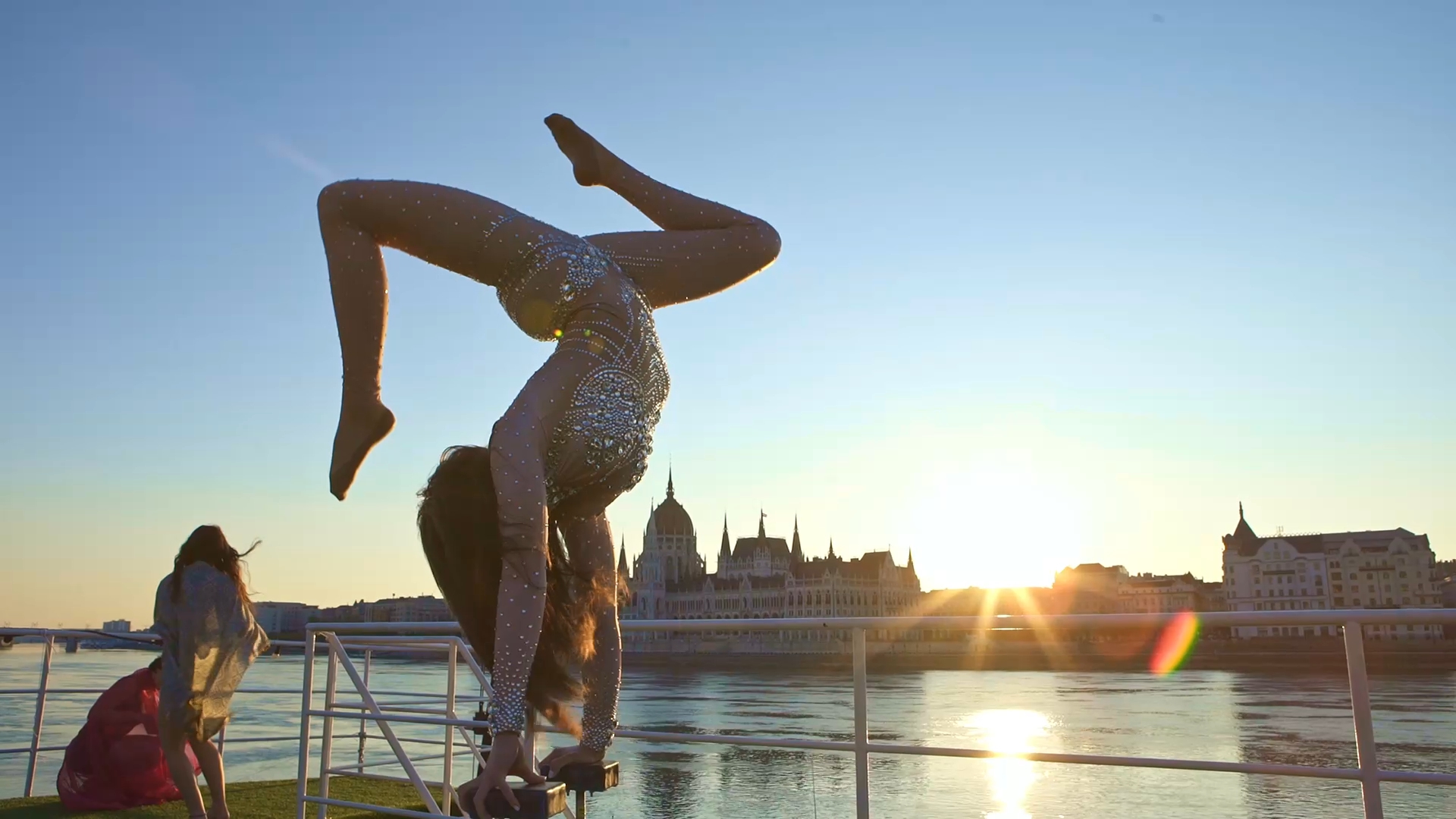 On-Line – Circus in reality and in virtual space